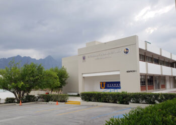 Pareja trata de “levantar” a una joven afuera de su prepa en NL