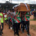 Menor recibe un pelotazo en el pecho y muere en pleno juego de béisbol