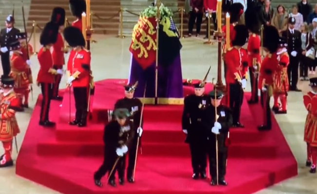 VIDEO. Guardia real sufre desmayo mientras custodiaba féretro de la Reina Isabel II