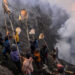 Miles de personas suben a la cima de volcán activo para realizar ritual centenario en Indonesia