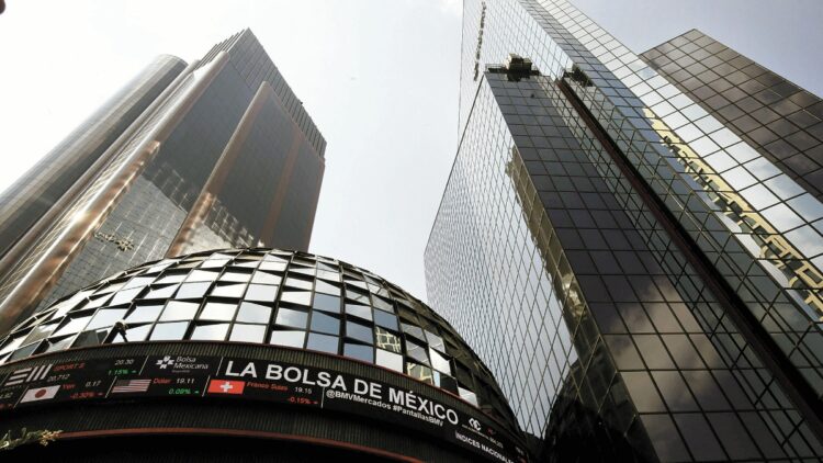 Bolsa mexicana recupera terreno; espera reporte de Walmex