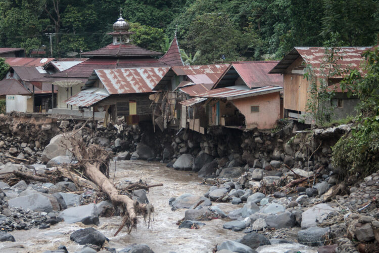 Inundaciones en Indonesia dejan 57 muertos y 22 desaparecidos