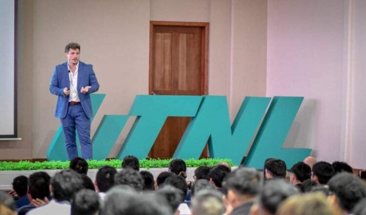 Aprenden estudiantes de la Universidad Tecnológica de Nuevo Laredo sobre inteligencia artificial y metaverso