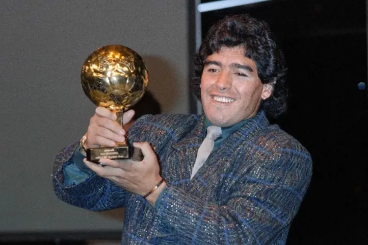 Herederos frenan subasta del Balón de Oro 1986 de Maradona