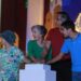 Encienden Américo y María monumental pino navideño