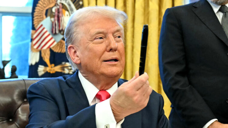 Autoridades de EU investigan presunta amenaza del exjefe del FBI a Donald Trump