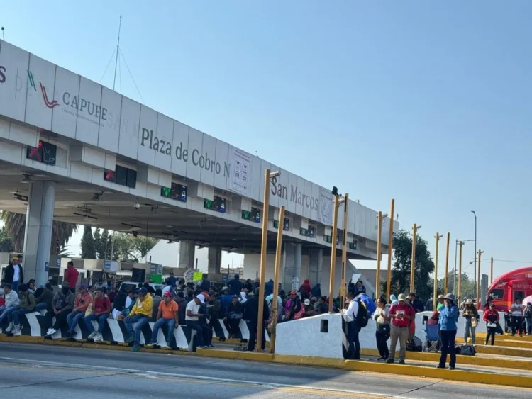 Huelguistas de CNTE dan acceso libre en casetas de México a Puebla, Querétaro y Cuernavaca