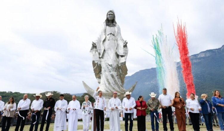 Entregan Américo y María escultura monumental de la Virgen de la Misericordia en El Chorrito