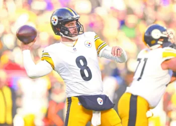 Aaron Rodgers guía a Steelers a liderato divisional